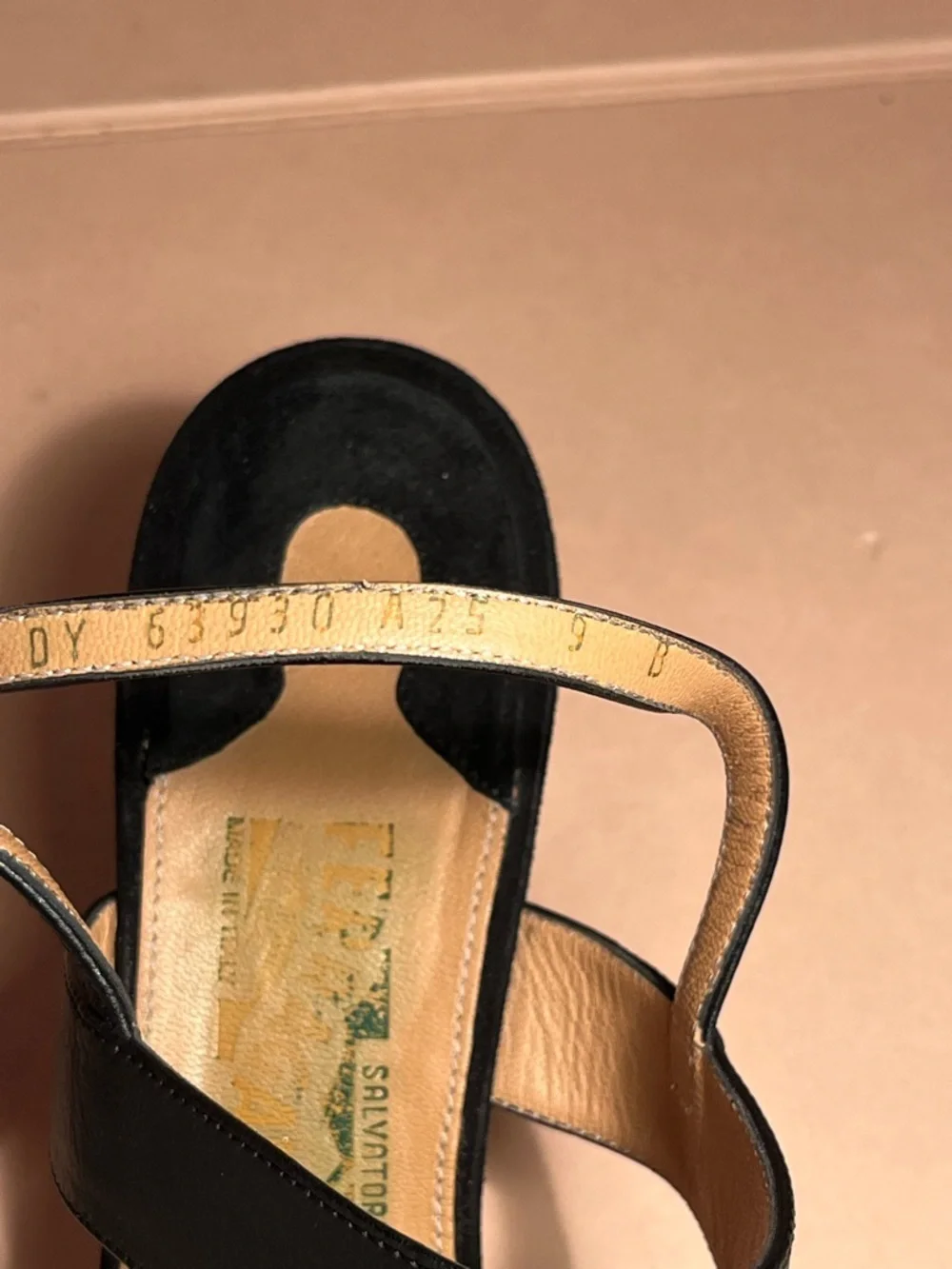 SALVATORE FERRAGAMO heels size 9